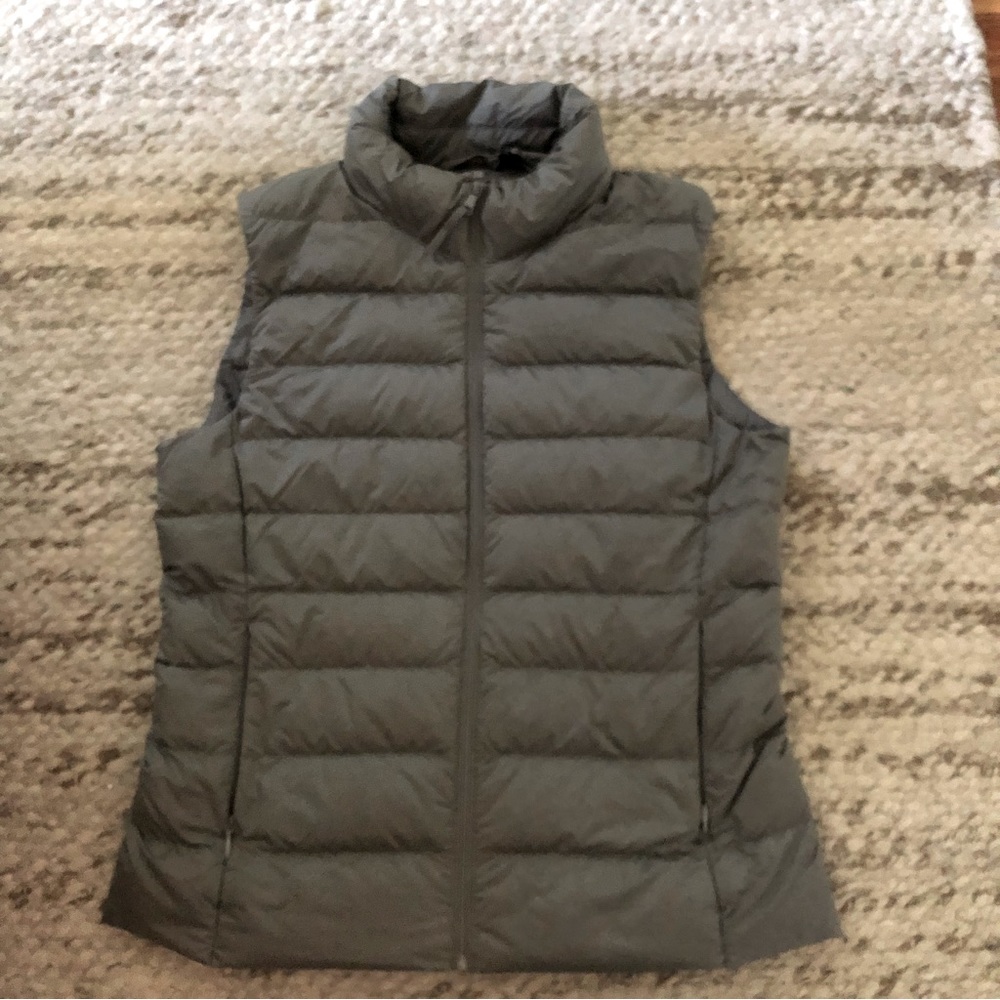 Uniqlo Women's Gray Puffer Vest